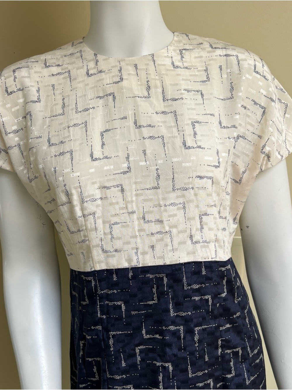 Vintage Printed Shift Dress - Picture 4 of 8